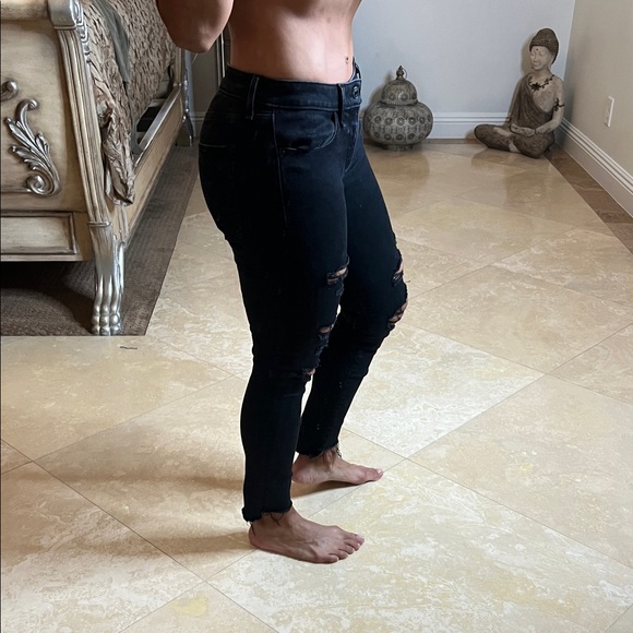 💕Abercrombie & Fitch Women’s Black Distressed Jeans💕 - Picture 2 of 4